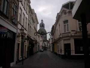 bergen_winkelstraat_met_kerktoren.jpg