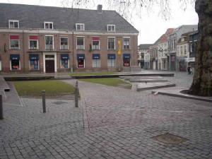 bergen_winkelstraat_met_kunstwerk.jpg