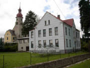 visnova_woning_en_kerk.jpg